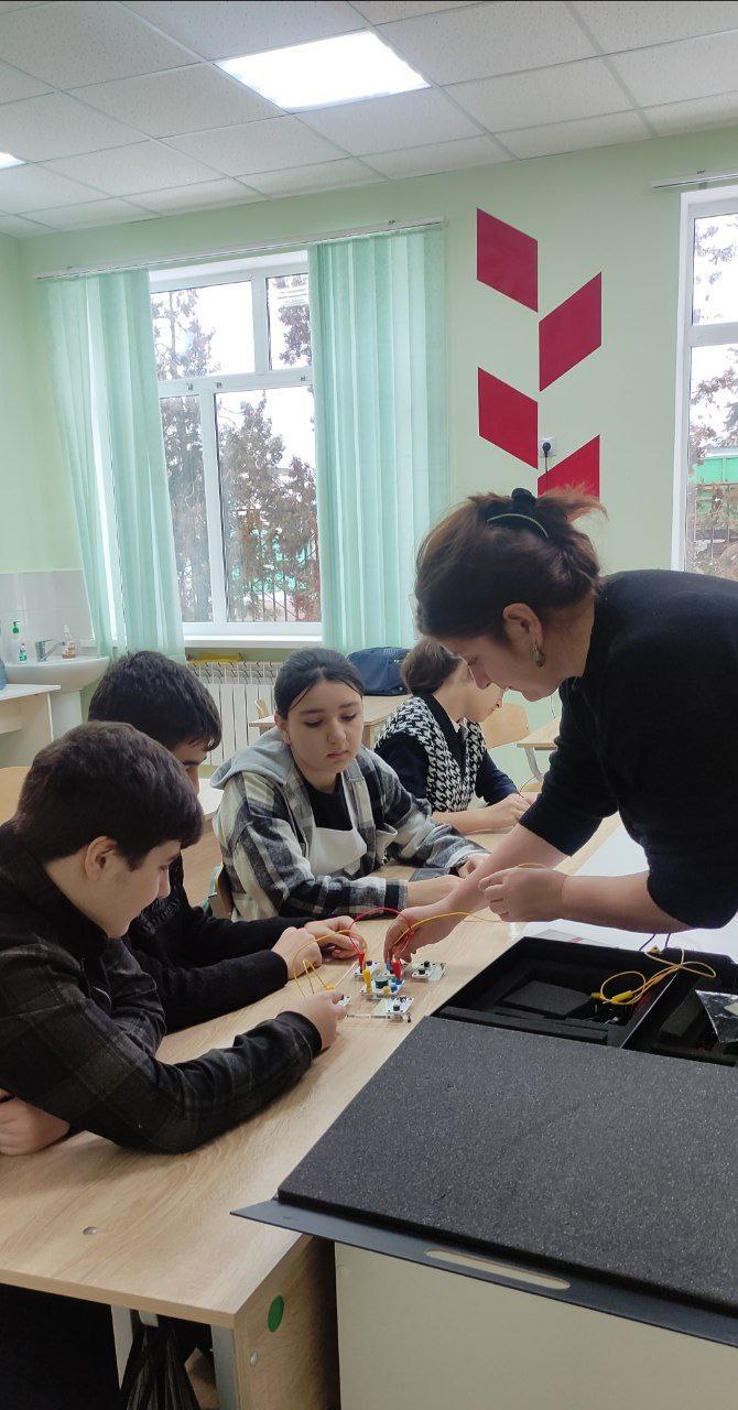 Лабораторная работа &amp;quot;Сборка электрической цепи и измерение силы тока в её различных участках&amp;quot;.